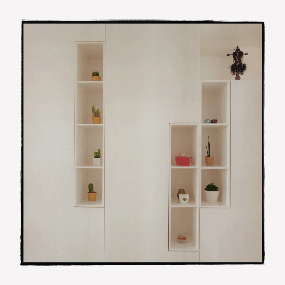 Kleiderschrank mit Nischen und Stauraum